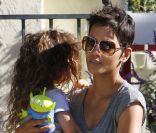 Halle Berry récupère sa petite Nahla à la sortie de l\'école, le vendredi 13 janvier 2012.