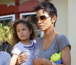 Halle Berry récupère sa petite Nahla à la sortie de l\'école, le vendredi 13 janvier 2012.