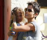 Halle Berry récupère sa petite Nahla à la sortie de l\'école, le vendredi 13 janvier 2012.