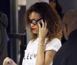 Rihanna voyage avec style à l\'aéroport de Los Angeles, le 14 janvier 2012.
