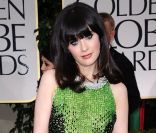 L'actrice Zooey Deschanel habillée d'émeraudes grâce à sa robe Prada au col en perles d'ivoire. Los Angeles, le 15 janvier 2012.