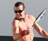 Gavin Rossdale souffre pendant son match de tennis, à Los Angeles, le 9 janvier 2012.