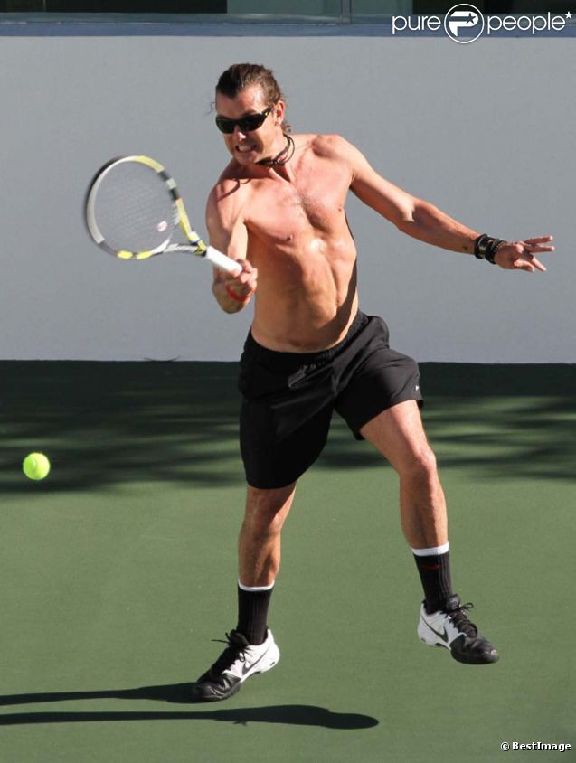 Gavin Rossdale, assez peu mis en valeur en plein effort sur le terrain de tennis, à Los Angeles, le 9 janvier 2012.