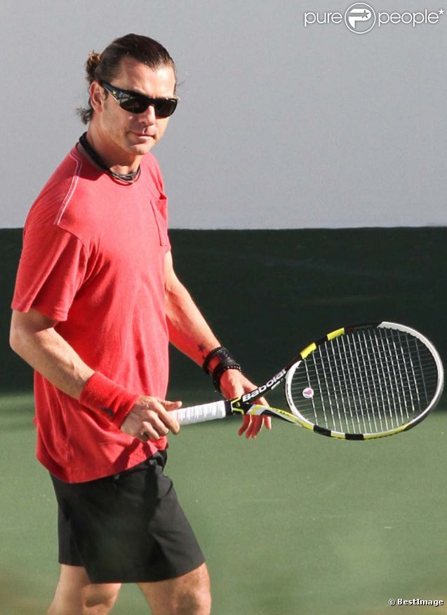 Gavin Rossdale très chic en maillot rouge, cela ne va pas durer. Los Angeles, le 9 janvier 2012.