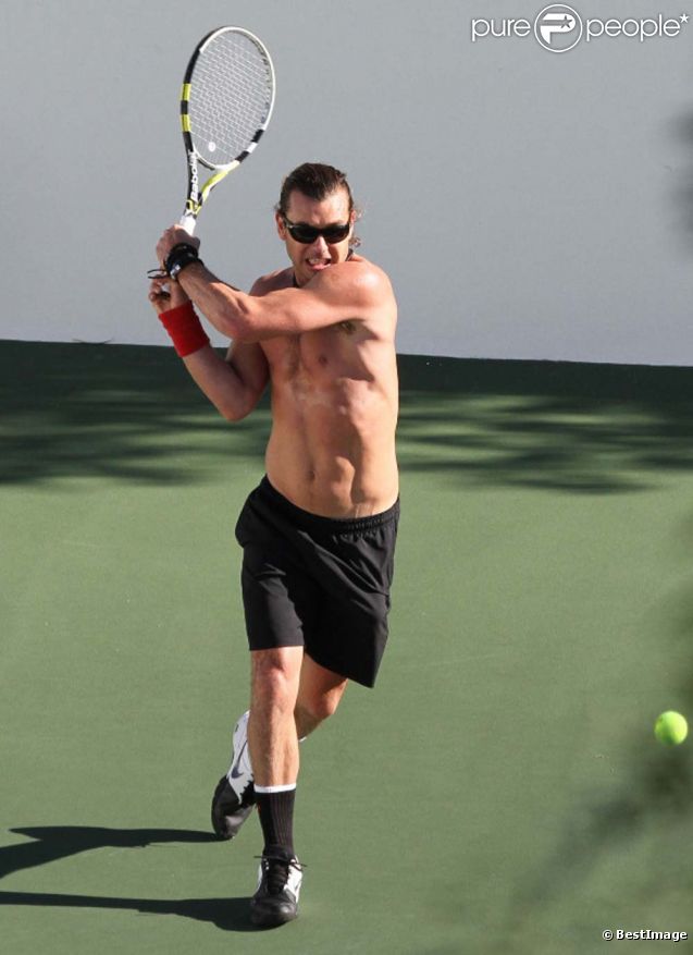 Gavin Rossdale en plein match de tennis, à Los Angeles, le 9 janvier 2012.