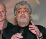 Enrico Macias fait son show aux côtés de Vincent Elbaz à la première de La Vérité si je mens 3 au Kinepolis de Lomme dans le nord de la France le 16 janvier 2012  