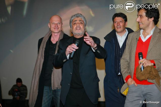 Enrico Macias fait son show aux côtés de Vincent Elbaz à la première de La Vérité si je mens 3 au Kinepolis de Lomme dans le nord de la France le 16 janvier 2012  