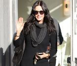 Courteney Cox en pleine séance shopping dans les rues de Los Angeles. Le 17 janvier 2012