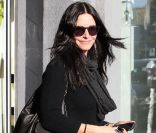 Courteney Cox en pleine séance shopping dans les rues de Los Angeles. Le 17 janvier 2012