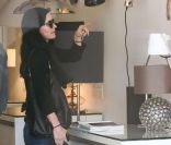 Courteney Cox en pleine séance shopping dans les rues de Los Angeles. Le 17 janvier 2012