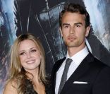 Theo James, joliment accompagné lors de l'avant-première du film Underworld : Awakening à Los Angeles, le 19 janvier 2012.