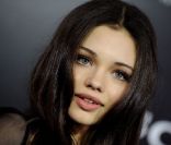 L'actrice India Eisley à l'avant-première du film Underworld : Awakening à Los Angeles, le 19 janvier 2012.