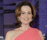 Sigourney Weaver, absolument radieuse dans une robe rose corail à Marrakech, le 10 décembre 2011. 