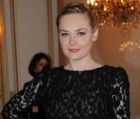 L'actrice Julie Judd, romantique dans une robe noire au buste et manches en dentelle pour assister au défilé haute couture Christophe Josse à Paris, le 23 janvier 2012.