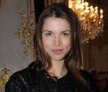 L'actrice Elsa Kikouïk, toute souriante avant le début du défilé haute couture Christophe Josse à Paris, le 23 janvier 2012.