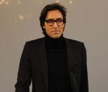 Le créateur Christophe Josse salue ses invités lors de son show haute couture à Paris, le 23 janvier 2012.