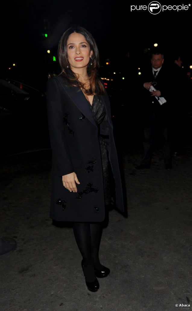 Salma Hayk radieuse en solo, à son arrivée au défilé Giambattista Valli le 23 janvier 2012 à Paris