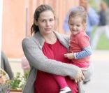 Jennifer Garner, enceinte, avec sa fille Seraphina dans les rues de Los Angeles, le 27 janvier 2012