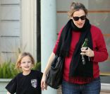 Jennifer Garner et sa fille Violet, à la sortie de son cours de karaté, le 27 janviers 2012 à Los Angeles