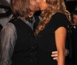 David et Cathy Guetta amoureux comme des ados sur le tapis rouge de la 13e édition des NRJ Music Awards, au palais des festivals de Cannes, le 28 janvier 2012.