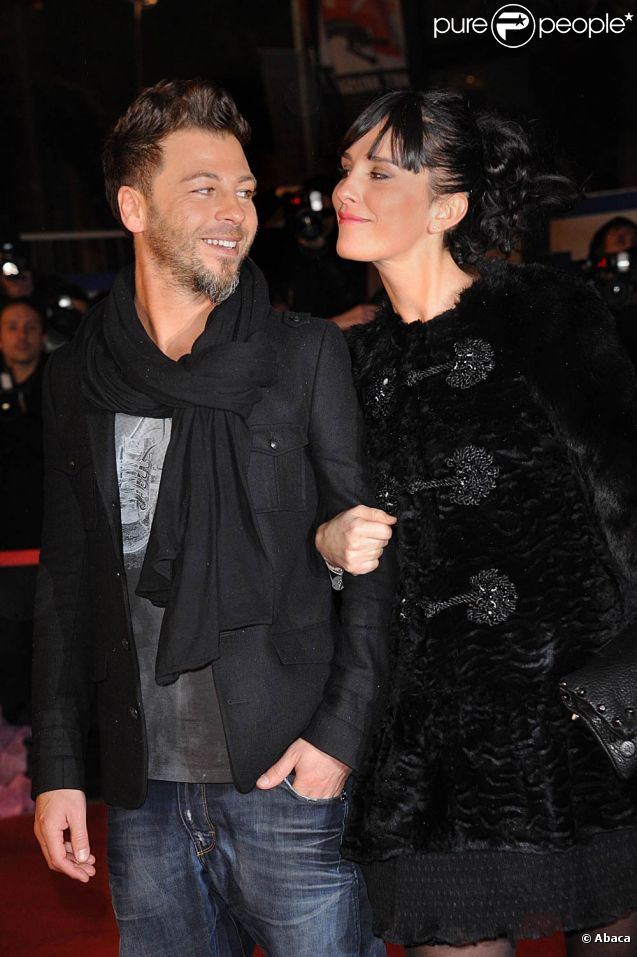 Christophe Maé et sa femme Nadège ont quitté leur repaire pour apparaître sur le tapis rouge de la 13e édition des NRJ Music Awards, au palais des festivals de Cannes, le 28 janvier 2012.