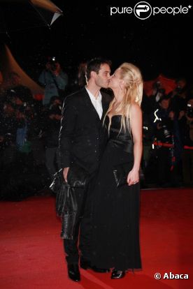 Elodie Gossuin et son époux Bertrand Lacherie sur le tapis rouge de la 13e édition des NRJ Music Awards, au palais des festivals de Cannes, le 28 janvier 2012.