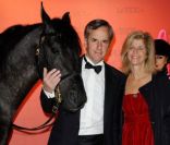 Bernard de la Villardière pose avec sa femme lors du dîner de gala du Prix d'Amérique Marionnaud 2012, le 28 janvier 2012 à Paris