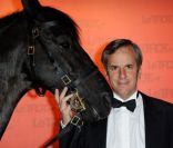 Bernard de la Villardière venu avec sa femme lors du dîner de gala du Prix d'Amérique Marionnaud 2012, le 28 janvier 2012 à Paris