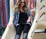 Rebecca Gayheart fait du tobbogan avec sa fille Billie, le 27 janvier 2012 à Los Angeles