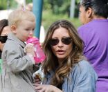 Rebecca Gayheart passe du bon temps avec sa fille Billie, le 27 janvier 2012 à Los Angeles