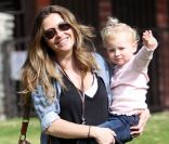 Rebecca Gayheart passe du bon temps avec sa fille Billie, le 27 janvier 2012 à Los Angeles