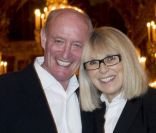 Mireille Darc et Pascal Desprez lors de la soirée de gala au château de Versailles, au profit de l'association AVEC (Association pour la vie espoir contre le cancer), le 30 janvier 2012