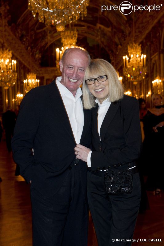 Mireille Darc et Pascal Desprez lors de la soirée de gala au château de Versailles, au profit de l'association AVEC (Association pour la vie espoir contre le cancer), le 30 janvier 2012