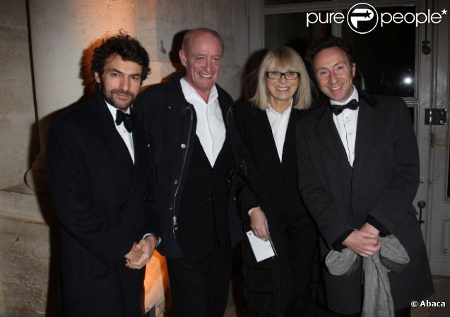 Mireille Darc et Pascal Desprez et Stéphane Bern lors de la soirée de gala au château de Versailles, au profit de  l'association AVEC (Association pour la vie espoir contre le cancer), le  30 janvier 2012