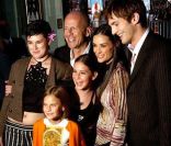 Demi Moore, Bruce Willis, leurs filles Rumer, Scout, Tallulah, et Ashton Kutcher et en 2003 à Los Angeles.