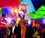 De multiples Arielle Dombasle dans les sublimes images du spectacle Diva Latina