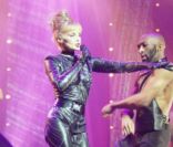 Sublime dans ses costumes signés Jean-Paul Gaultier, Arielle Dombasle sur la scène du Châtelet pour  Diva Latina , le 27 janvier 2012.