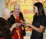 Rosario Dawson trinquent avec les artistes berlinoires Eva et Adele à Hambourg, le 31 janvier 2012.
