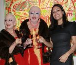 Rosario Dawson trique avec les artistes Eva et Adele à Hambourg, le 31 janvier 2012.