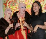 Les artistes Eva et Adele aux côtés de Rosario Dawson à Hambourg, le 31 janvier 2012.