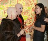Rosario Dawson discute avec les artistes Eva et Adele à Hambourg, le 31 janvier 2012.