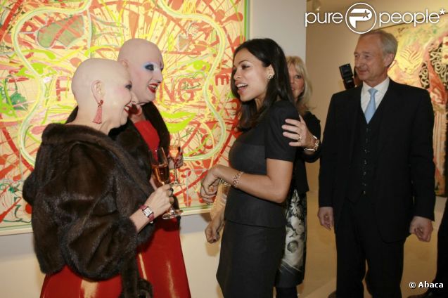 Rosario Dawson discute avec les artistes Eva et Adele à Hambourg, le 31 janvier 2012.