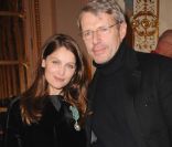 Lambert Wilson et Laetitia Casta, décorée dans l'ordre des Arts et Lettres à Paris, le 1er février 2012.