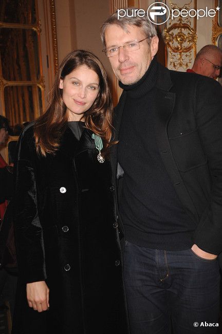Lambert Wilson et Laetitia Casta, décorée dans l'ordre des Arts et Lettres à Paris, le 1er février 2012.