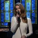Lana Del Rey traumatisée : elle retrouve de sa superbe et convainc enfin en live