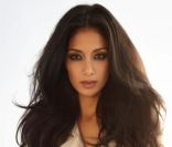 Nicole Scherzinger, brune sexy et nue sous un trench-coat, reprend la pose pour London Fog.