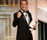Jean Dujardin reçoit un Golden Globe à Los Angeles, le 20 janvier 2012.