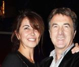 François Cluzet (chaussé de derbys en cuir Tod's) et sa compagne Narjiss (qui porte une pochette Tod's signature) à la cérémonie des Globes de Cristal, au Lido à Paris, le 6 février 2012.