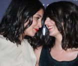 Géraldine Nakache et Leïla Bekhti à la cérémonie des Globes de Cristal, au Lido à Paris, le 6 février 2012.