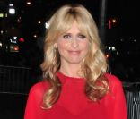 Sarah Michelle Gellar, sexy et souriante à la sortie du Ed Sullivan Theater à New York, le 6 février 2012.